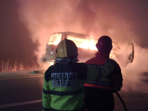 جنڈ، ہائی ایس میں شارٹ سرکٹ کے باعث آگ، ریسکیو 1122 نے بروقت کارروائی کرتے ہوئے آگ پر قابو پا لیا